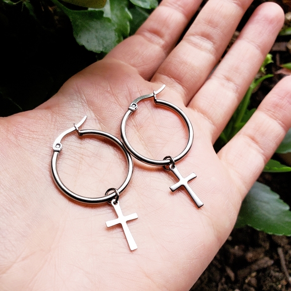 NWOT 25mm Silver Cross Huggie Earrings - Picture 13 of 16